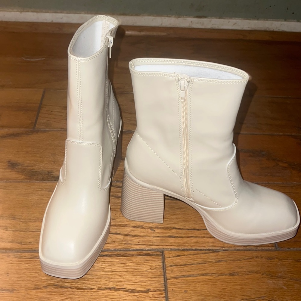 Mia cream boots size 7.5 worn only once!